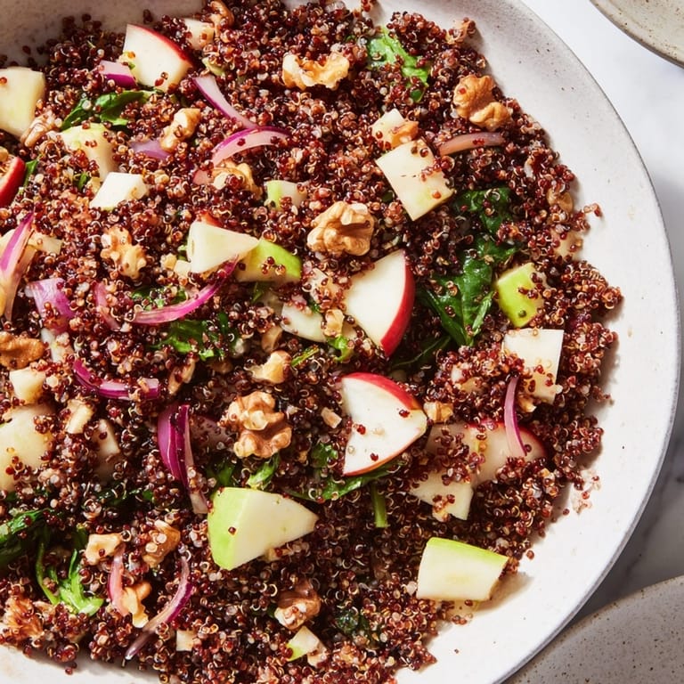 Nahaufnahme eines frischen Quinoa-, Rote-Bete- und grüner Apfelsalats, der sofort zum Servieren bereit ist.