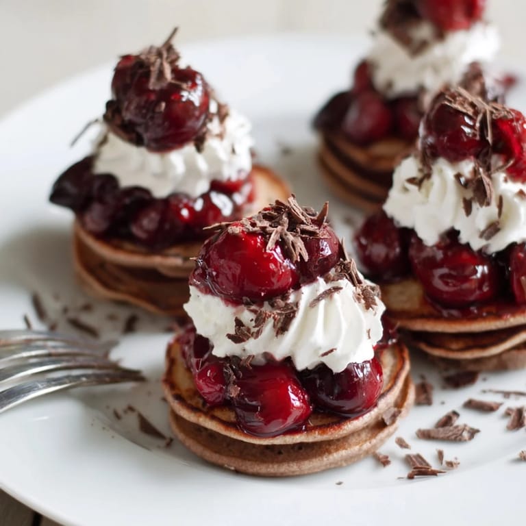 Leckere Cherry Cola Black Forest Blinis mit Schokolade, Kirschen und Sahne verziert