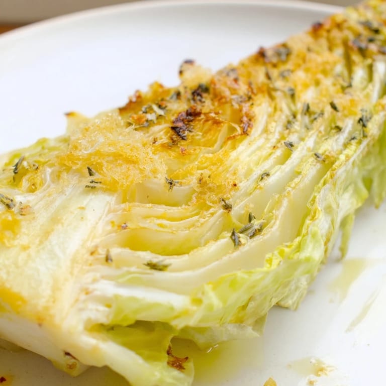 Köstliche, vegetarische Knoblauch-Parmesan-Kohlviertel als goldbraun geröstete Beilage für Grillgerichte oder Herbstone.  