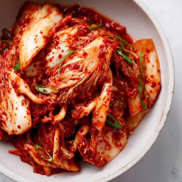 Traditionelles Kimchi im Glas, serviert zu Reis und Eiern für eine kräftige, umami-reiche Koreanische Mahlzeit.
