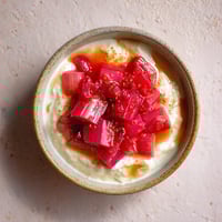 Ein Glas mit Rhubarb-Compote über Vanilla-Quark.