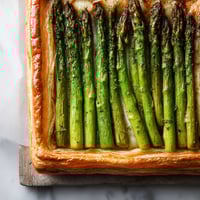 Ein Asparagus Tart mit Puff Pastry auf einem Teller.
