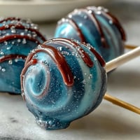 1. Pisces-Themen Galaxy Cake Pops mit essbarem Glitzer, ein traumhaftes Dessert mit galaktischen Farben und funkelnder Dekoration.