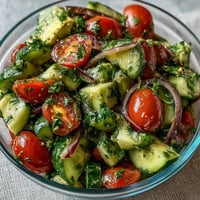1. Ein erfrischender Salat mit knackigen Gurken, saftigen Tomaten, cremiger Avocado und einem spritzigen Zitronendressing – perfekt für eine leichte Mahlzeit.