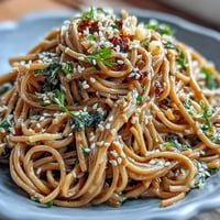 Kalte Soba-Nudelsalat mit Ingwer-Sesam-Dressing, erfrischend knackig, perfekt für einen leichten Lunch.